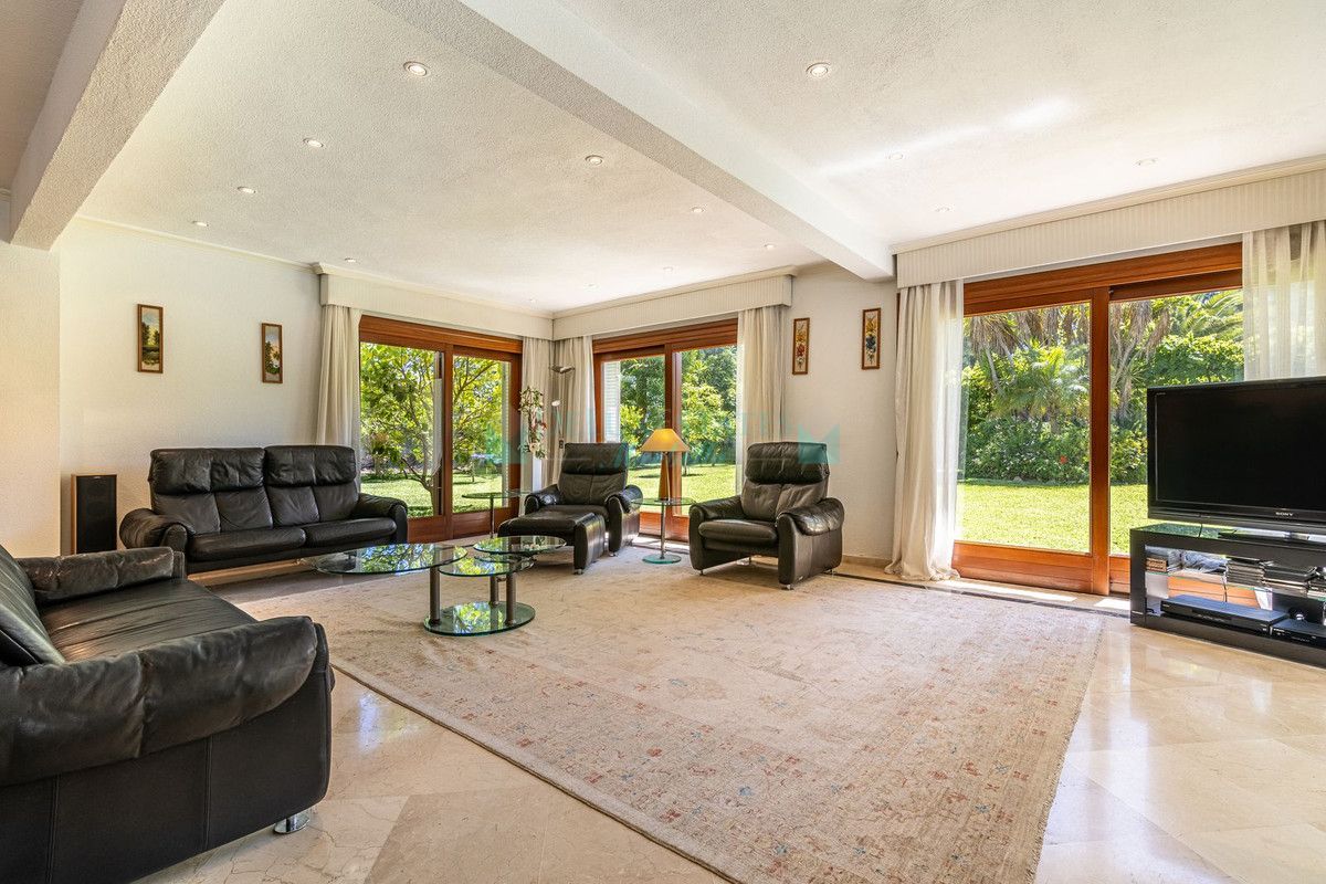 Villa for sale in New Golden Mile, Estepona