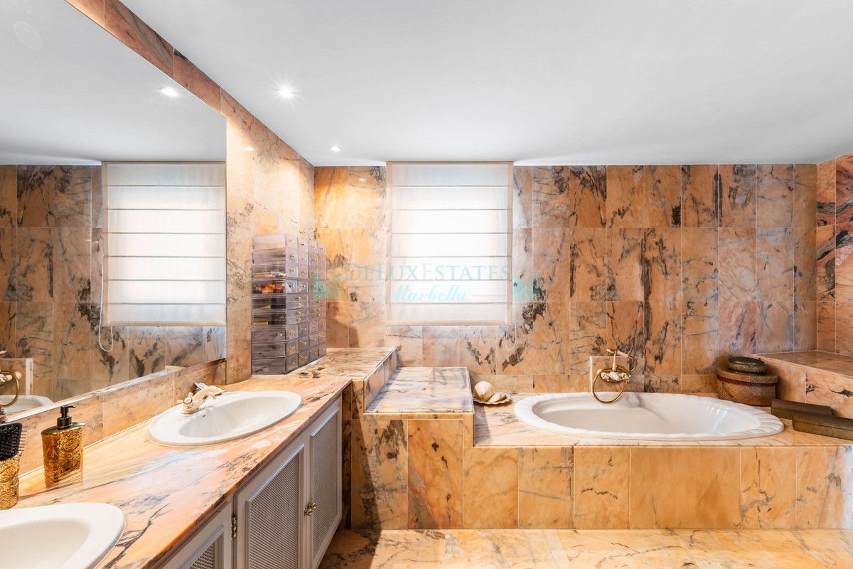 Semi Detached Villa for sale in La Quinta, Benahavis