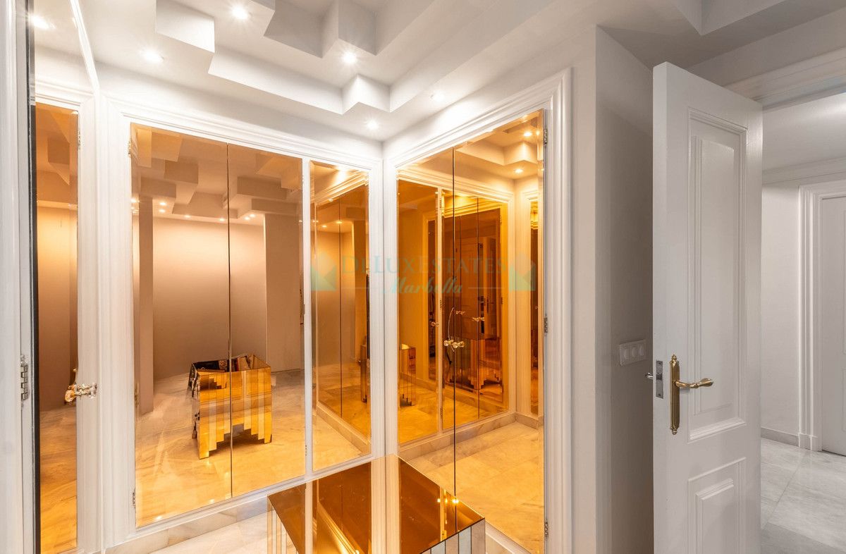 Semi Detached Villa for sale in La Quinta, Benahavis