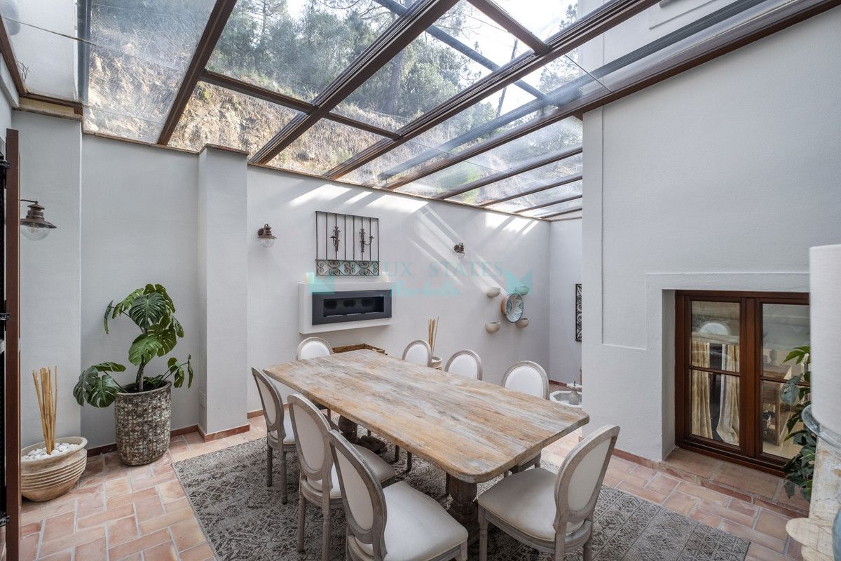 Villa en venta en El Madroñal, Benahavis