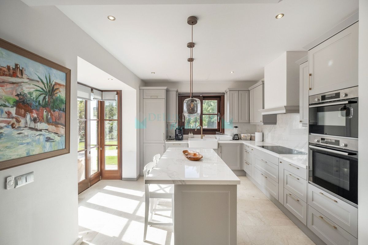 Villa en venta en El Madroñal, Benahavis