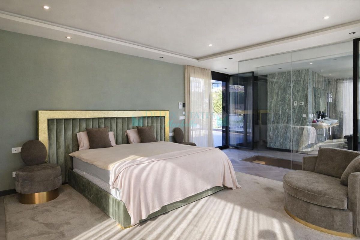 Villa for sale in Atalaya, Estepona