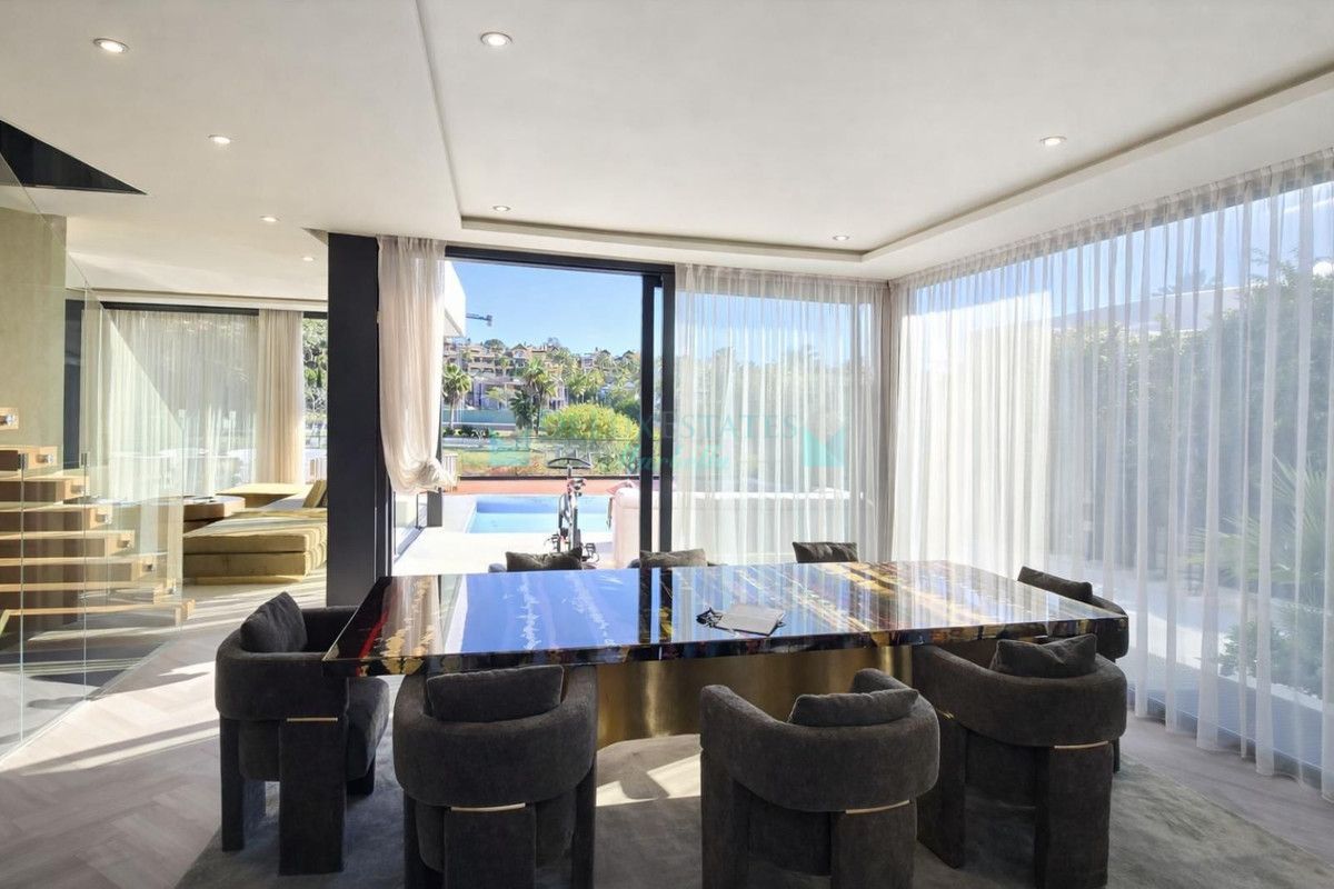 Villa for sale in Atalaya, Estepona