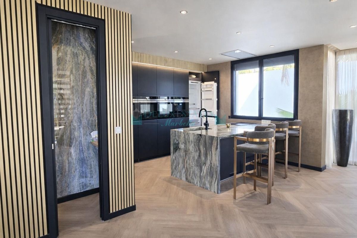 Villa for sale in Atalaya, Estepona