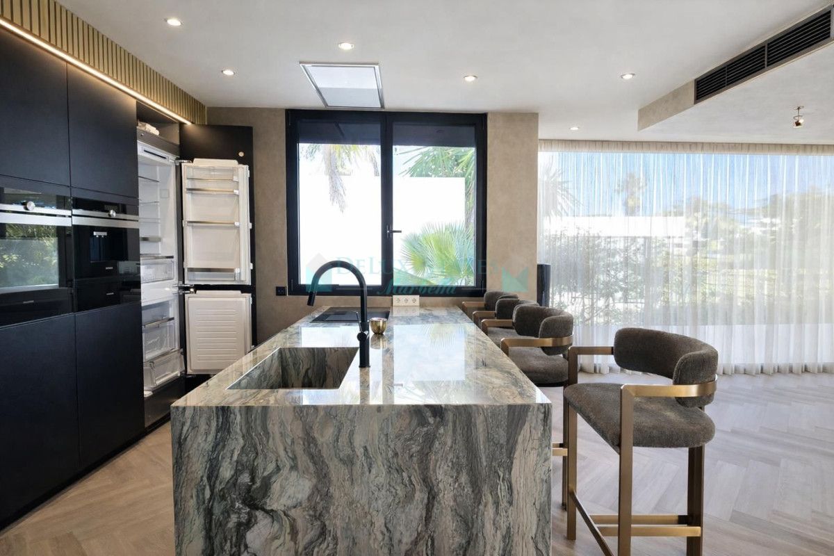 Villa for sale in Atalaya, Estepona