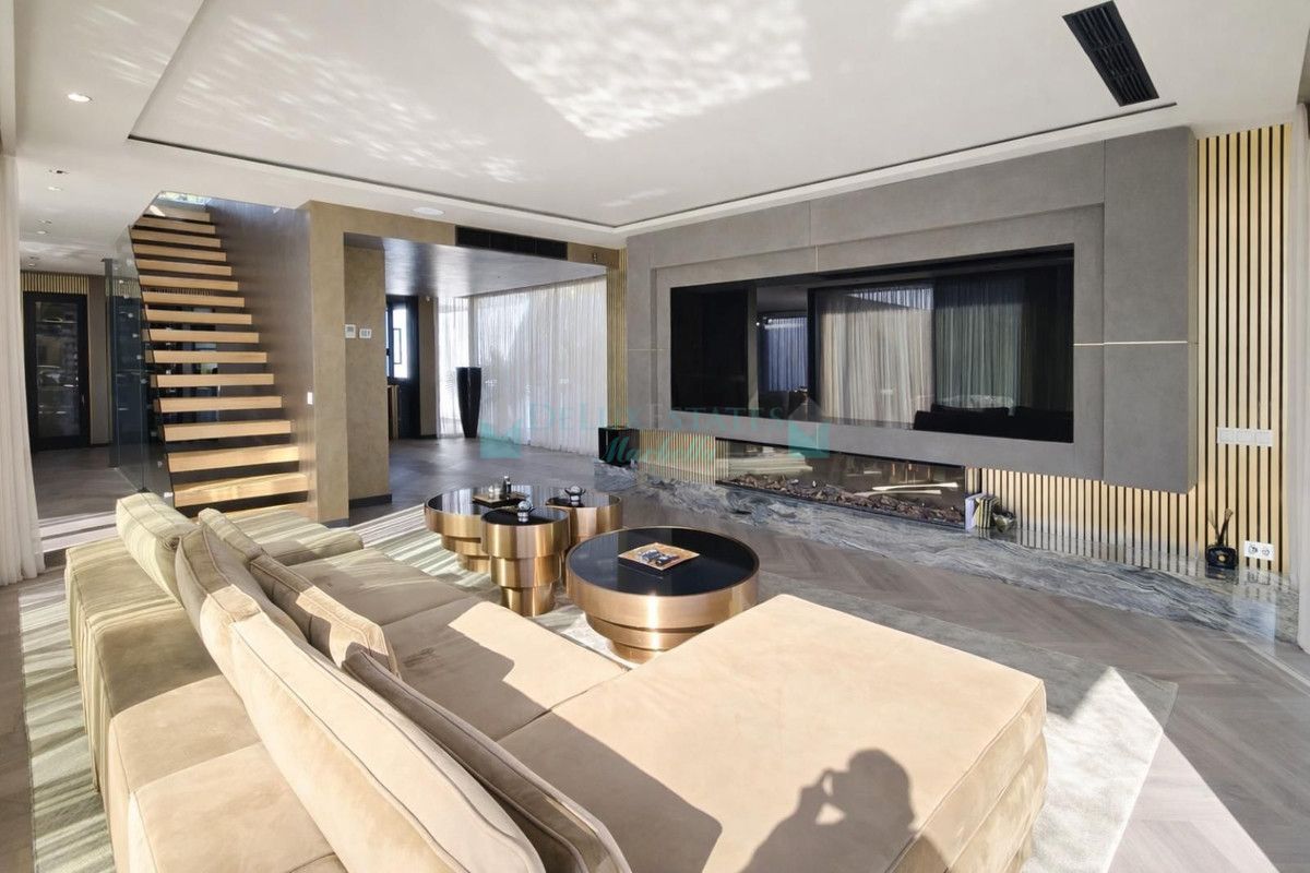 Villa for sale in Atalaya, Estepona