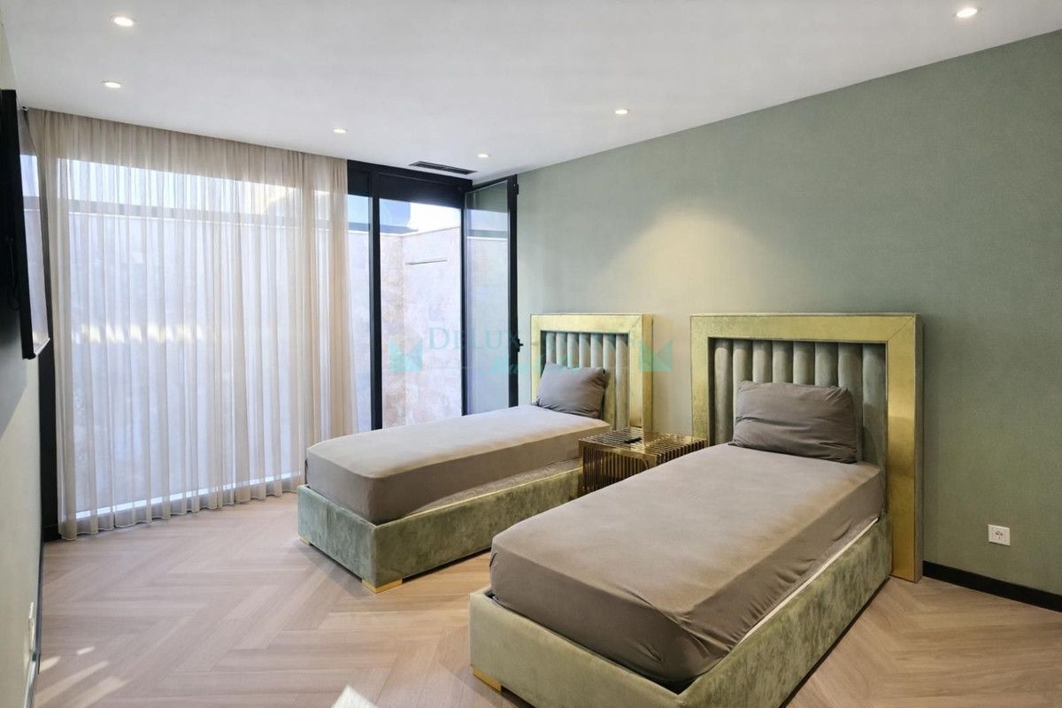 Villa for sale in Atalaya, Estepona