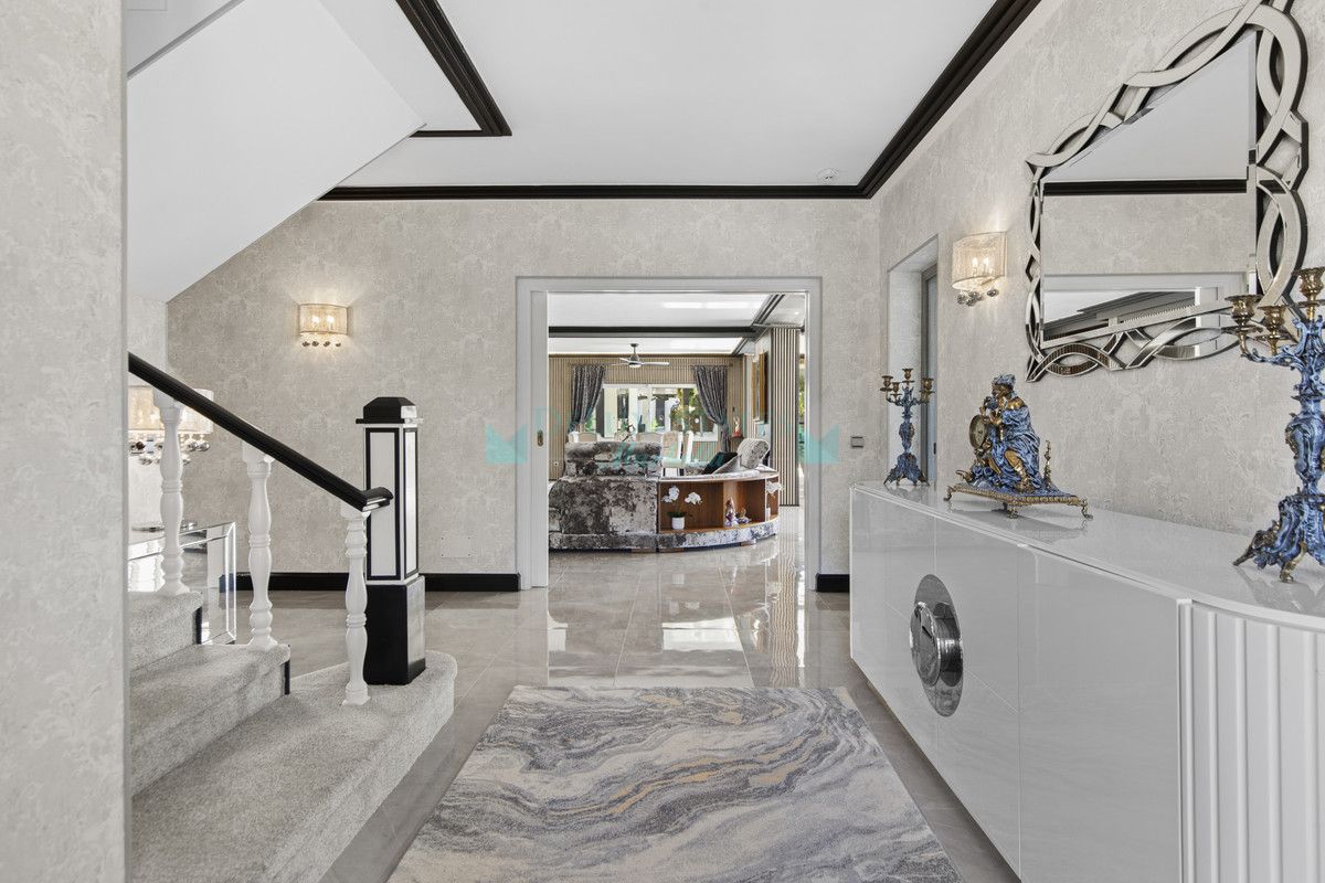 Villa for sale in Estepona