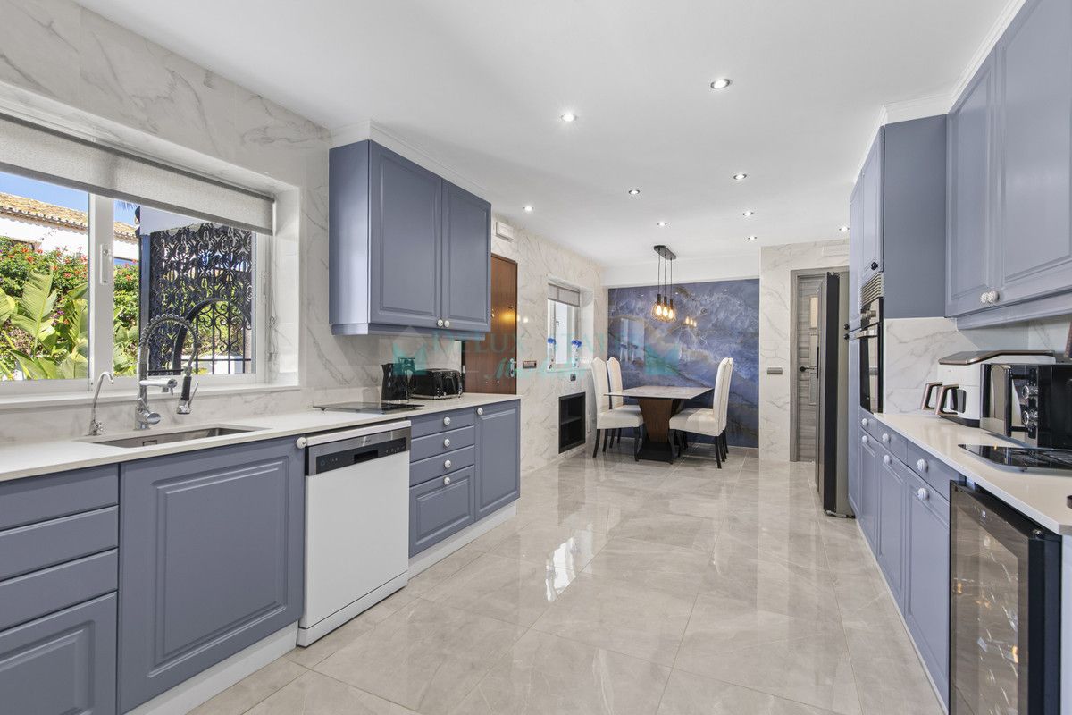 Villa for sale in Estepona