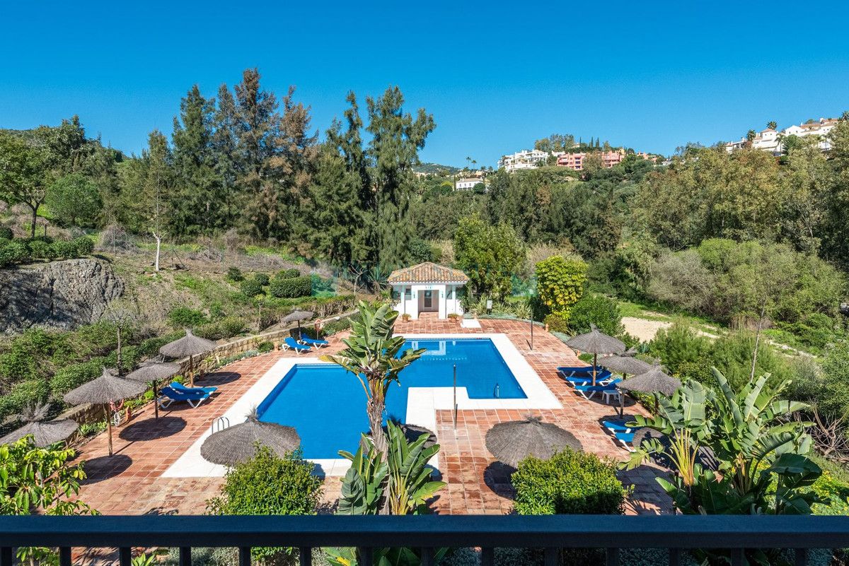 Penthouse for sale in Los Arqueros, Benahavis