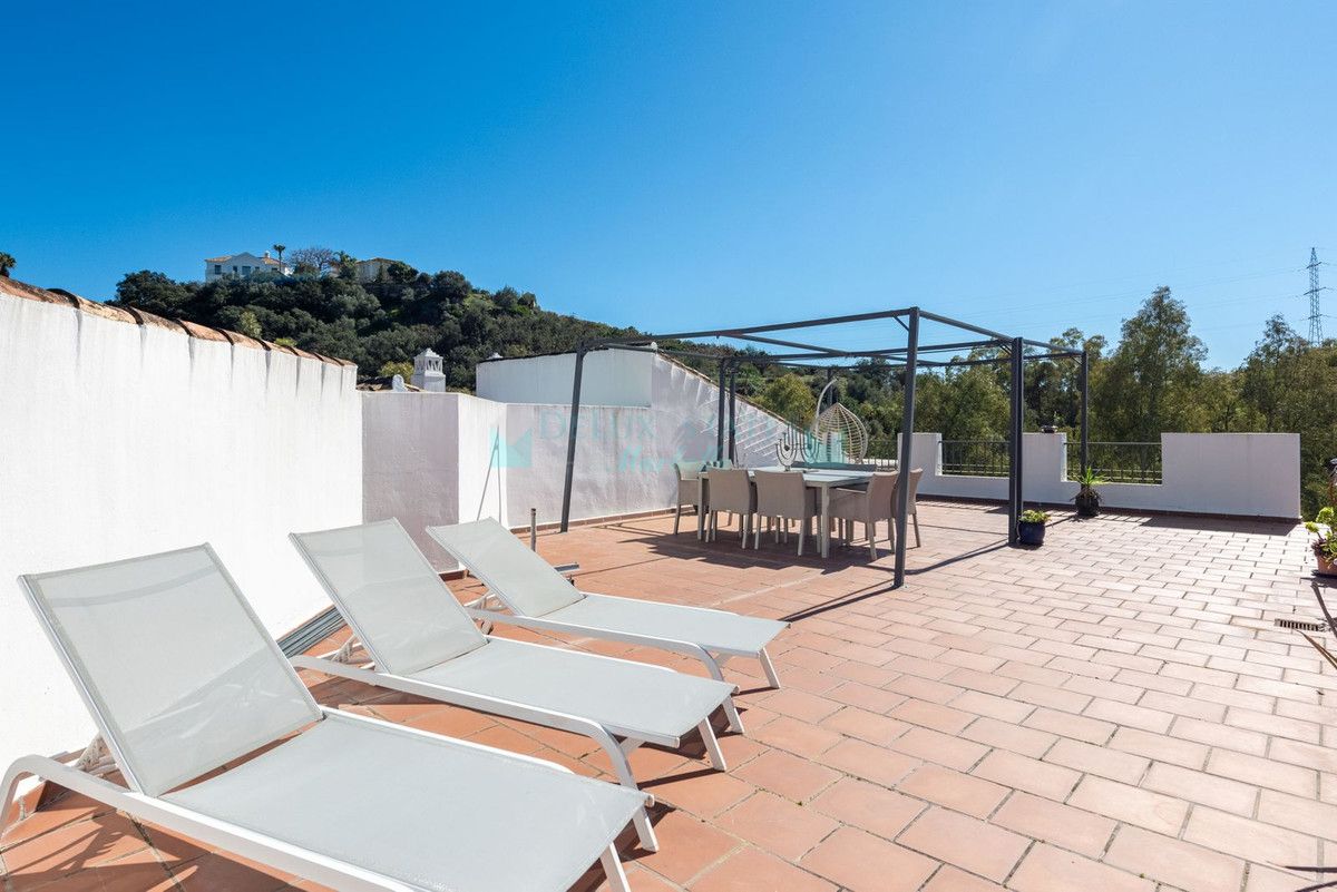 Penthouse for sale in Los Arqueros, Benahavis