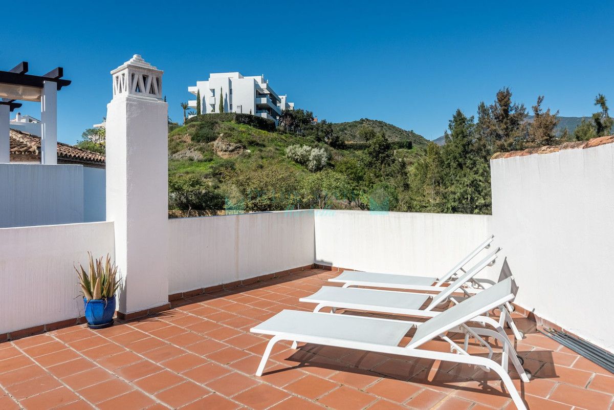 Penthouse for sale in Los Arqueros, Benahavis