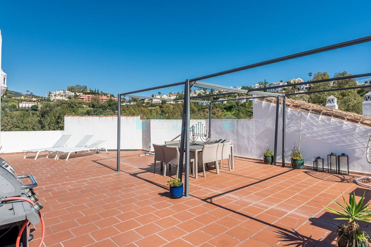 Penthouse for sale in Los Arqueros, Benahavis