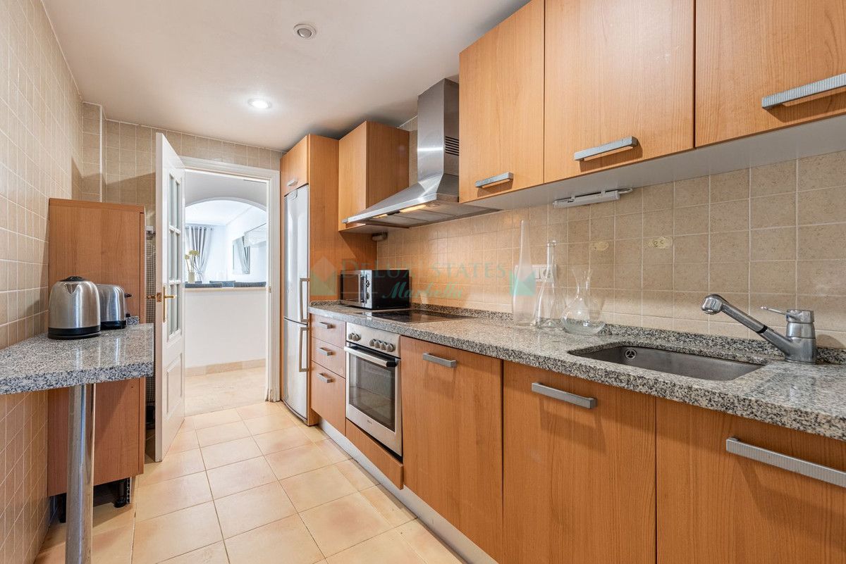 Penthouse for sale in Los Arqueros, Benahavis