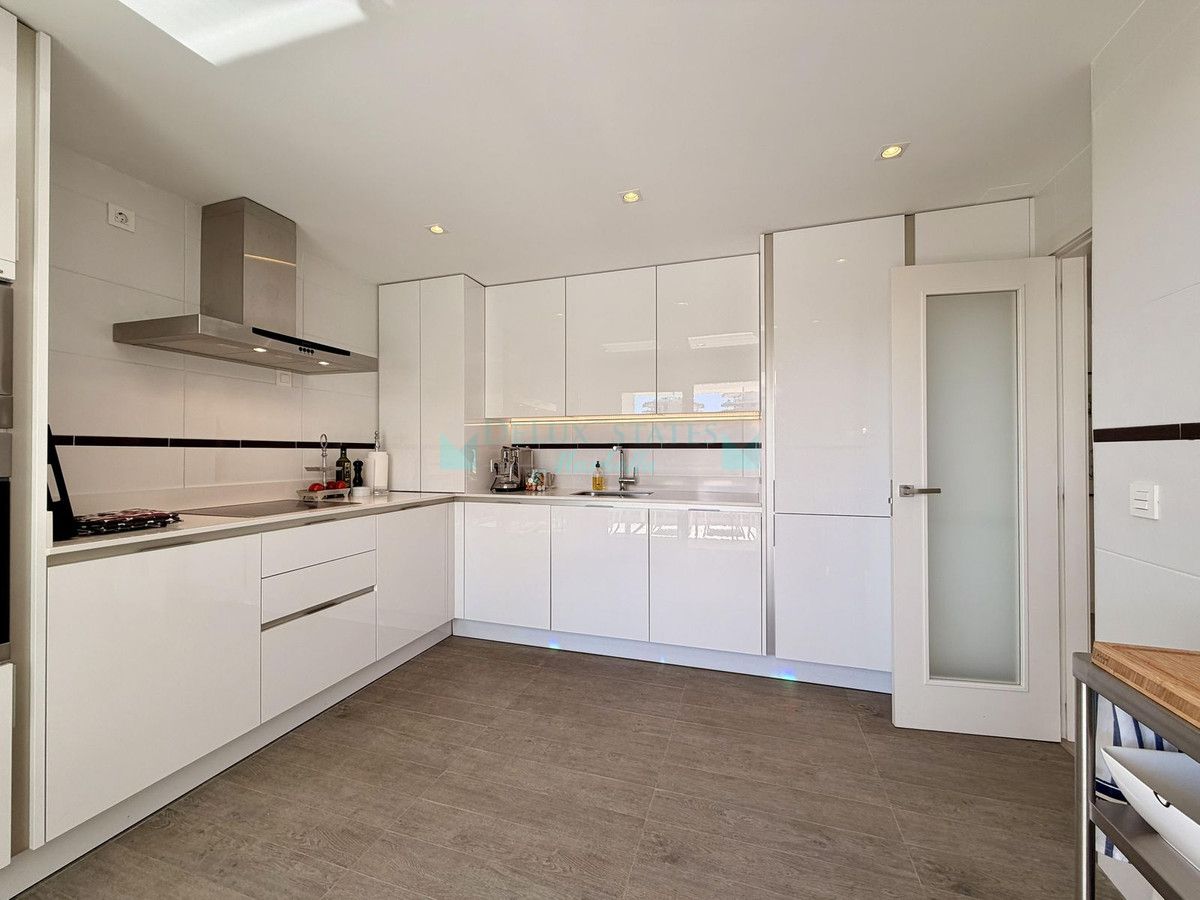 Apartamento en venta en Benahavis