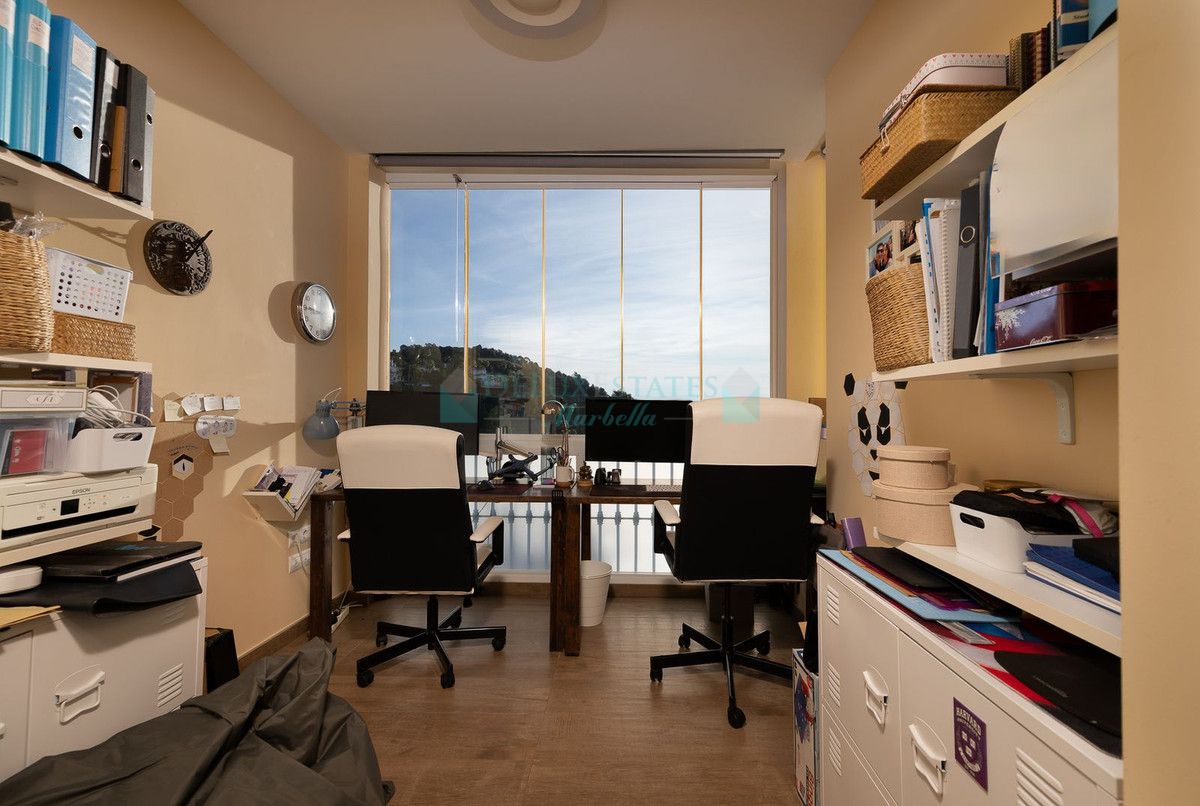 Apartment for sale in Benahavis