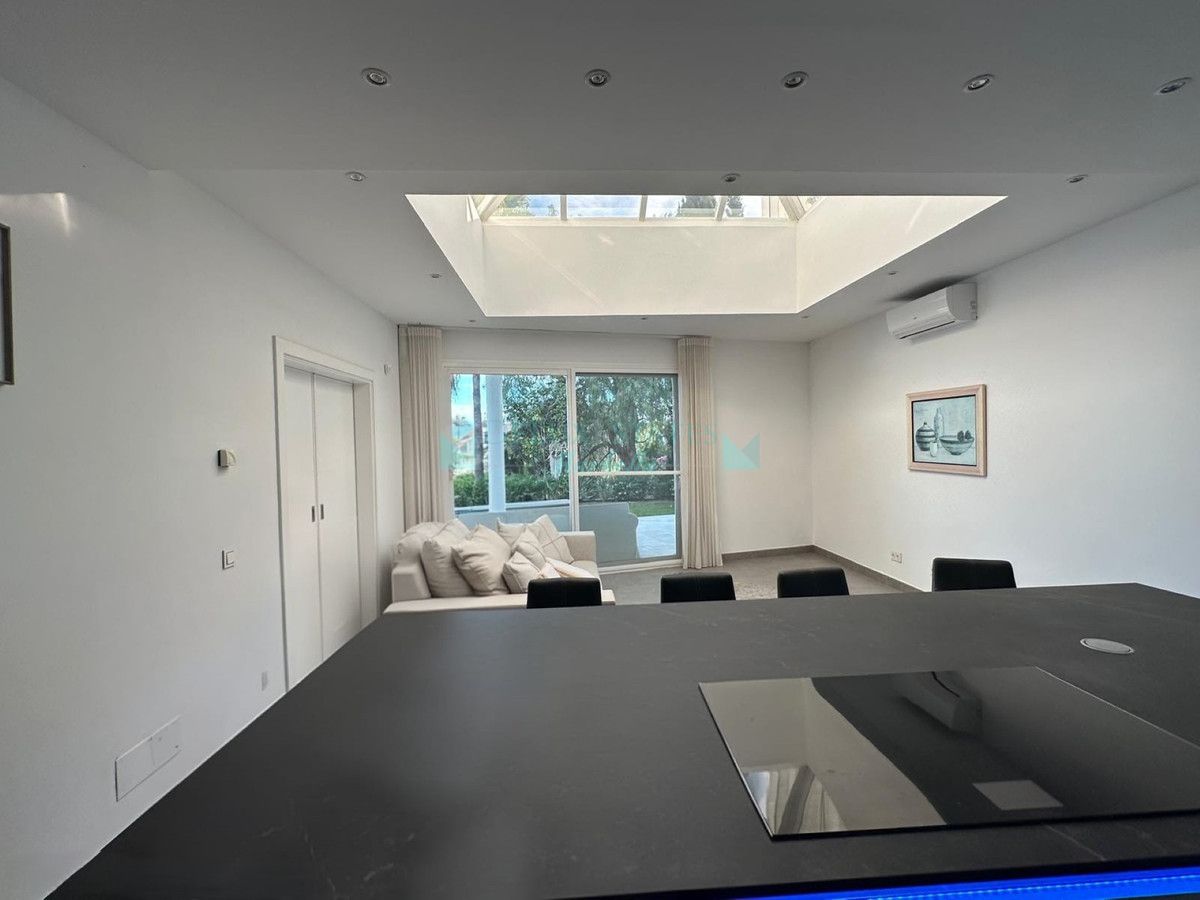 Villa for sale in Benahavis