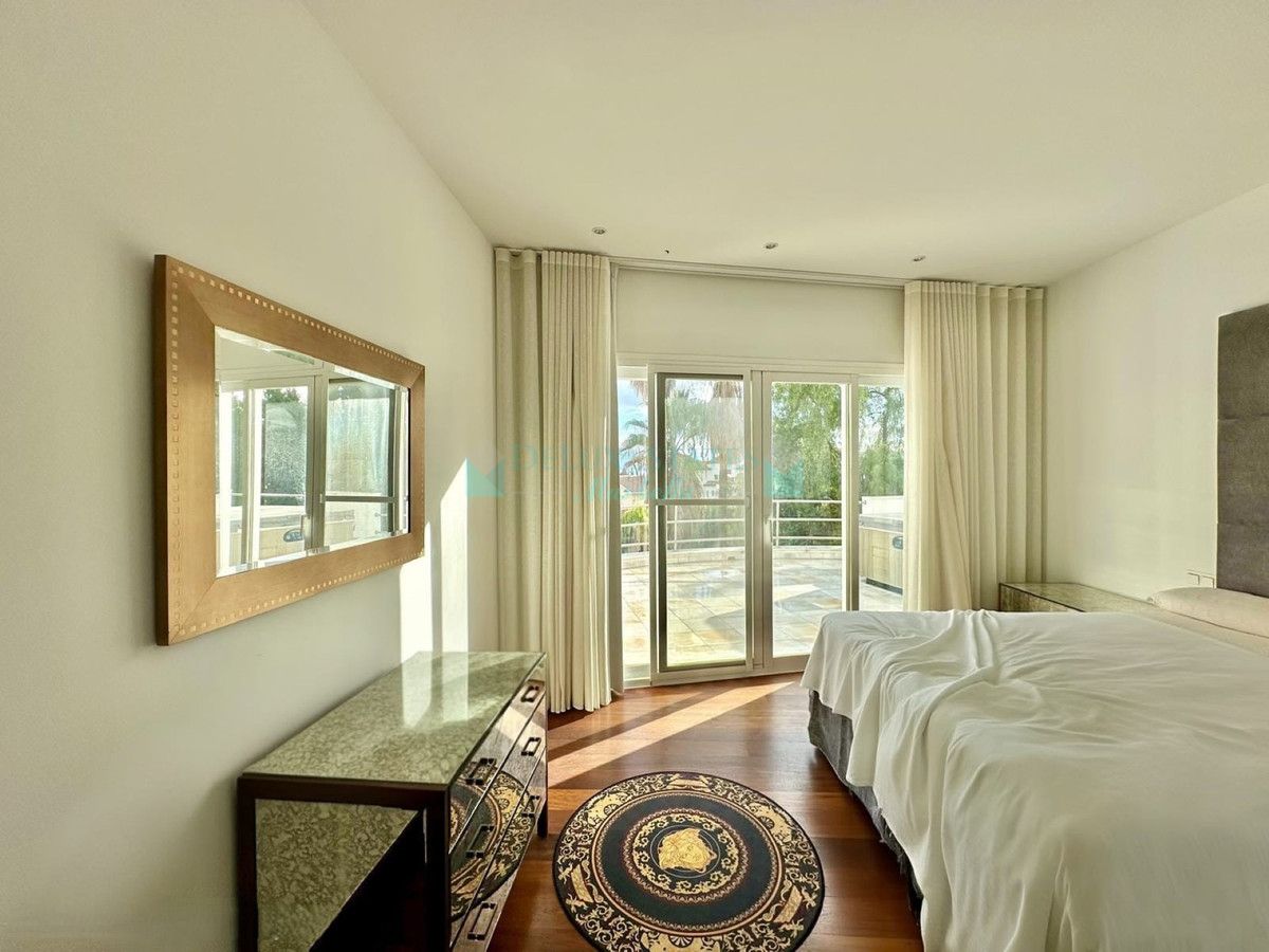 Villa for sale in Benahavis