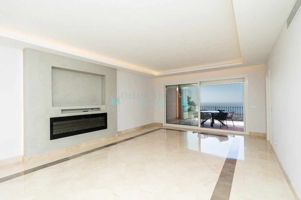 Apartment for sale in La Mairena, Marbella East