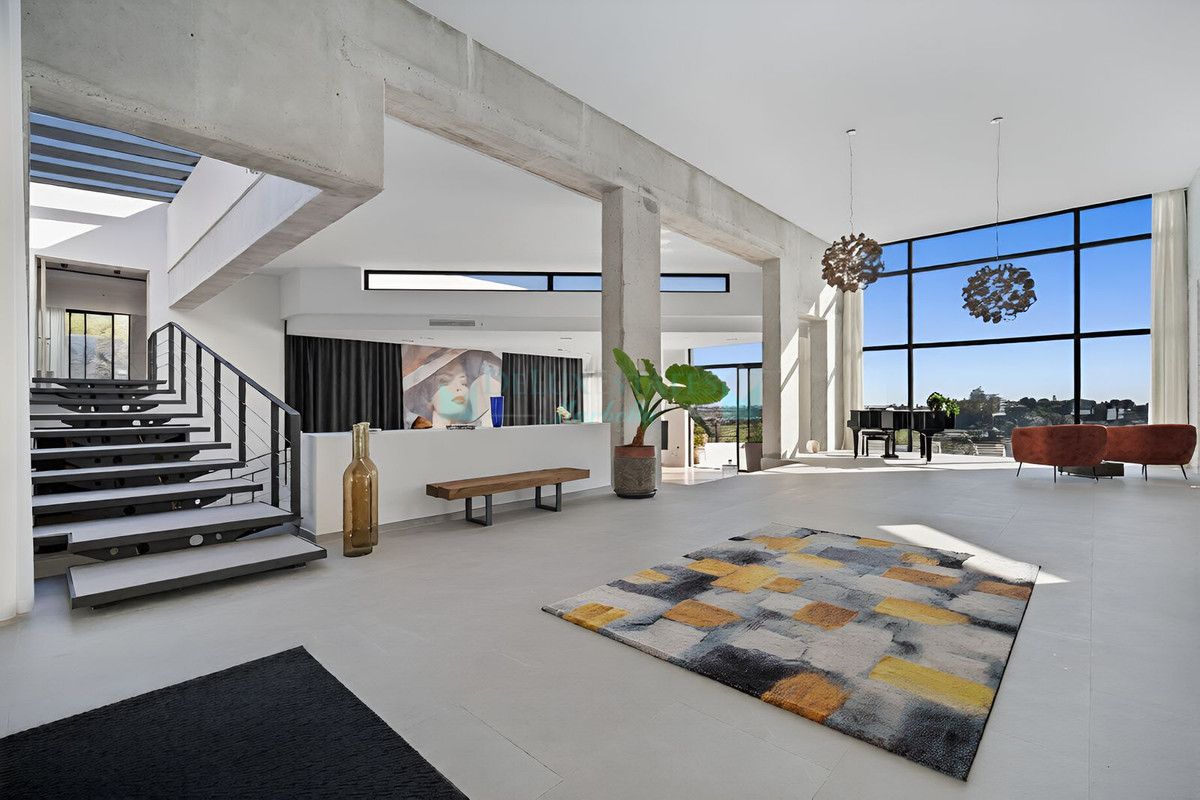 Villa for sale in El Paraiso, Estepona