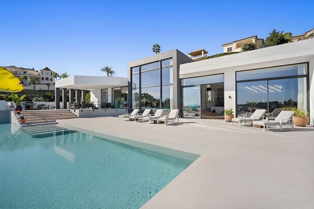 Villa for sale in El Paraiso, Estepona