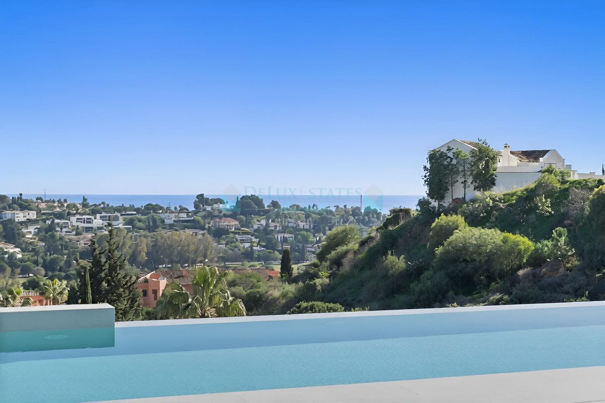 Villa for sale in El Paraiso, Estepona
