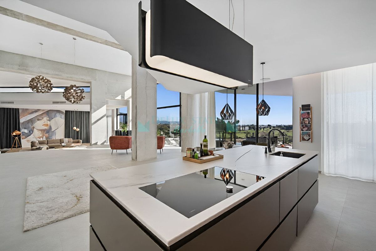 Villa for sale in El Paraiso, Estepona