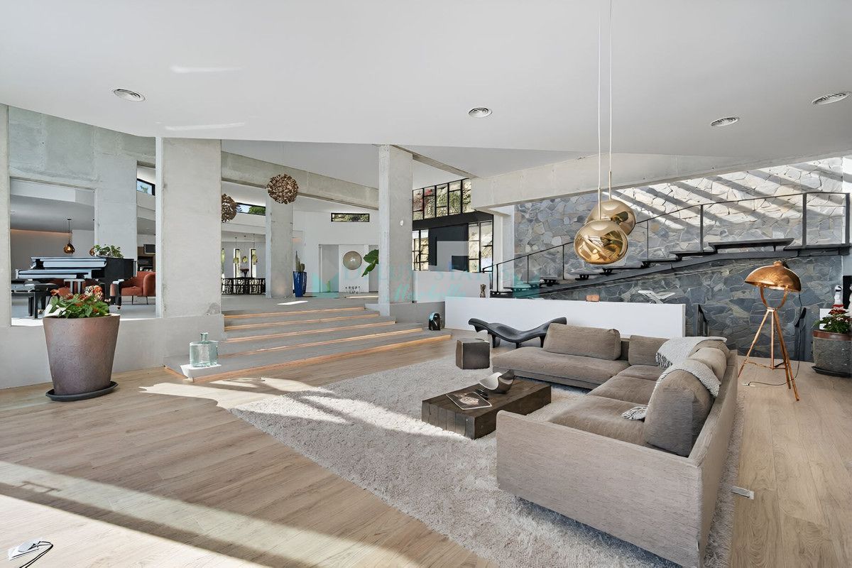 Villa for sale in El Paraiso, Estepona