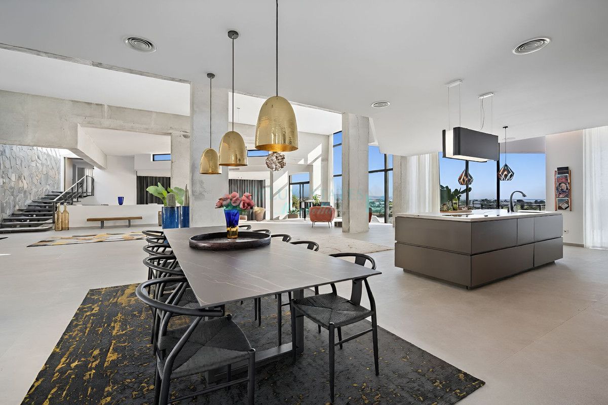 Villa for sale in El Paraiso, Estepona