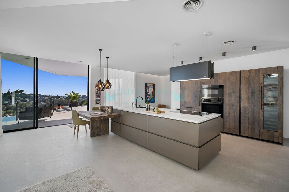 Villa for sale in El Paraiso, Estepona