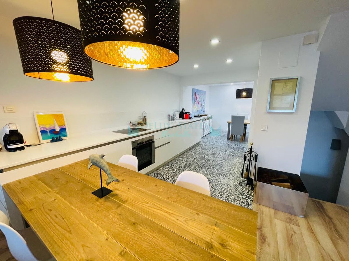 Town House for sale in Istan