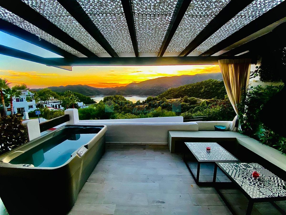 Town House for sale in Istan