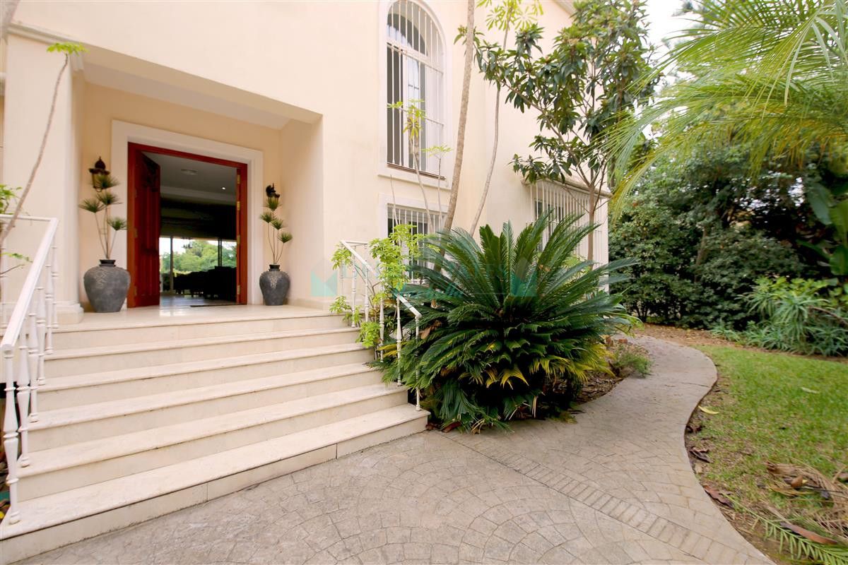 Villa for rent in Estepona