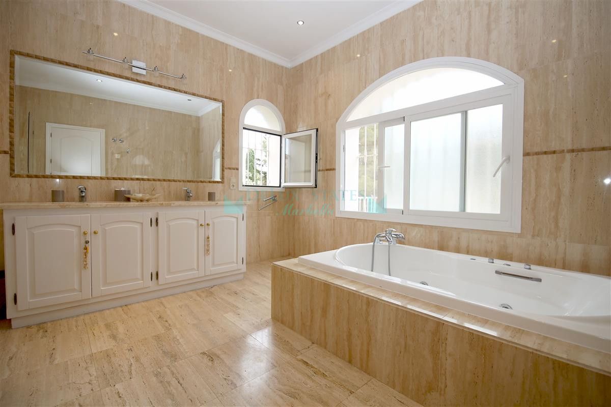Villa for rent in Estepona