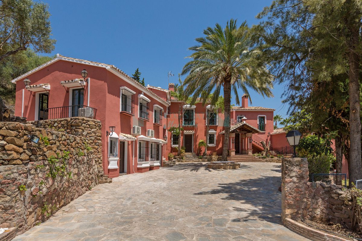 Villa for sale in Benahavis