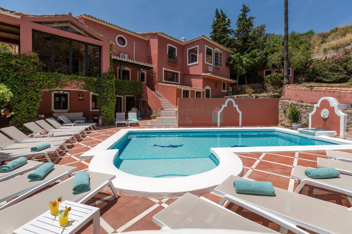 Villa for sale in Benahavis