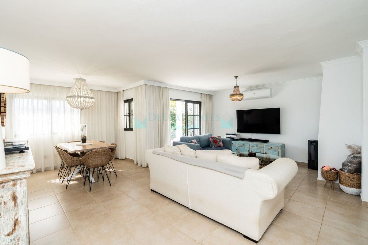 Villa for sale in El Paraiso, Estepona