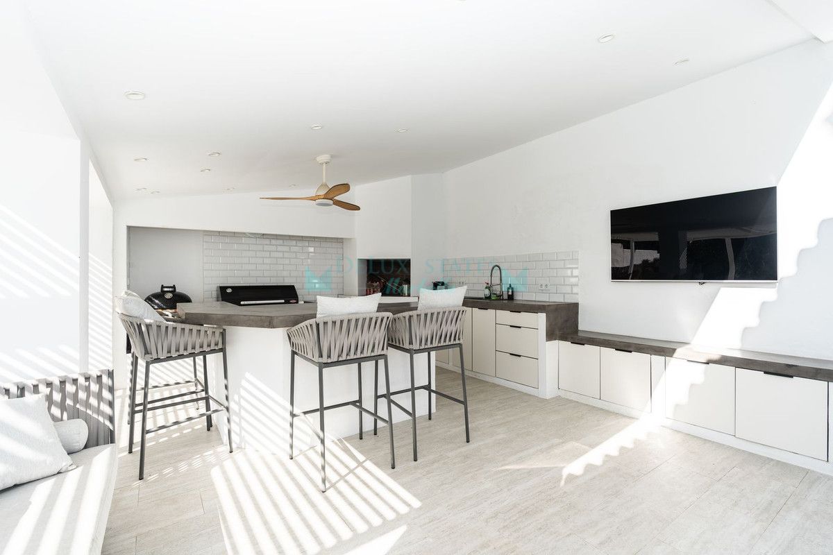 Villa for sale in El Paraiso, Estepona