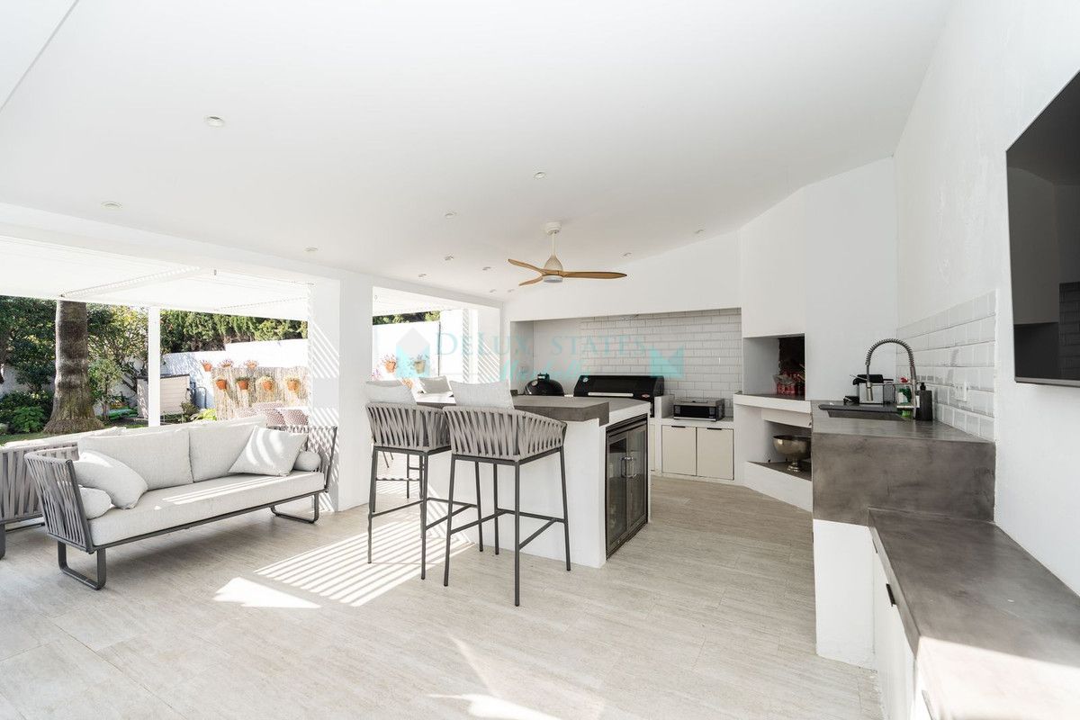 Villa for sale in El Paraiso, Estepona