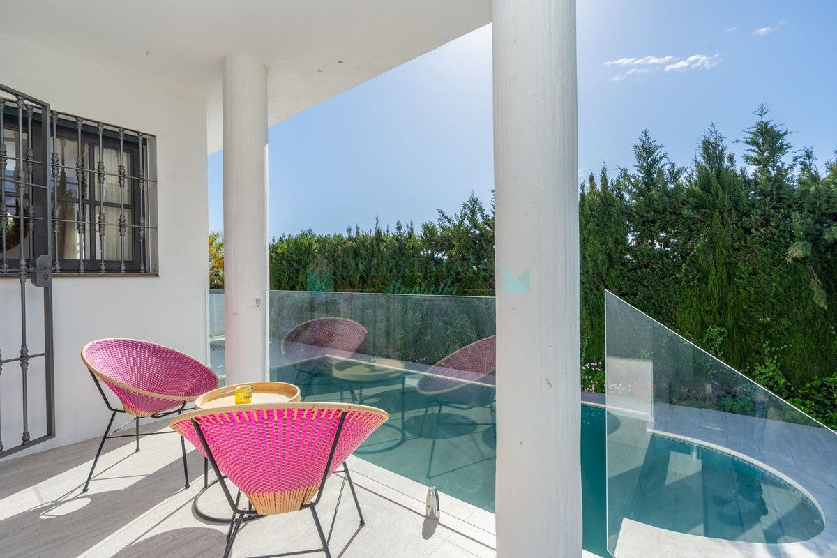 Villa for sale in El Paraiso, Estepona