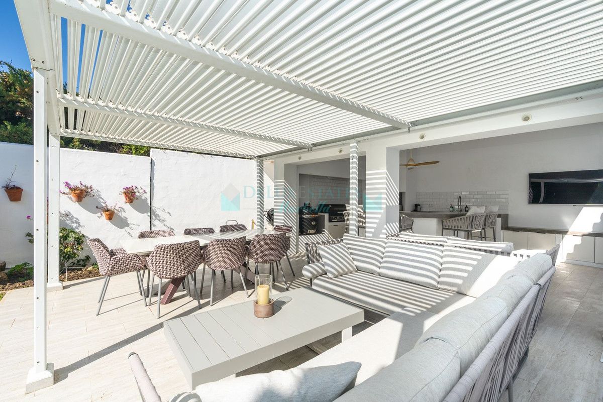 Villa for sale in El Paraiso, Estepona