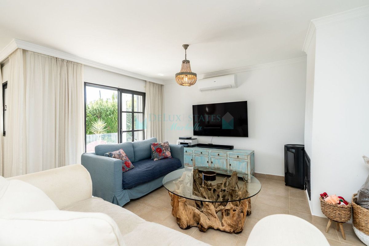 Villa for sale in El Paraiso, Estepona