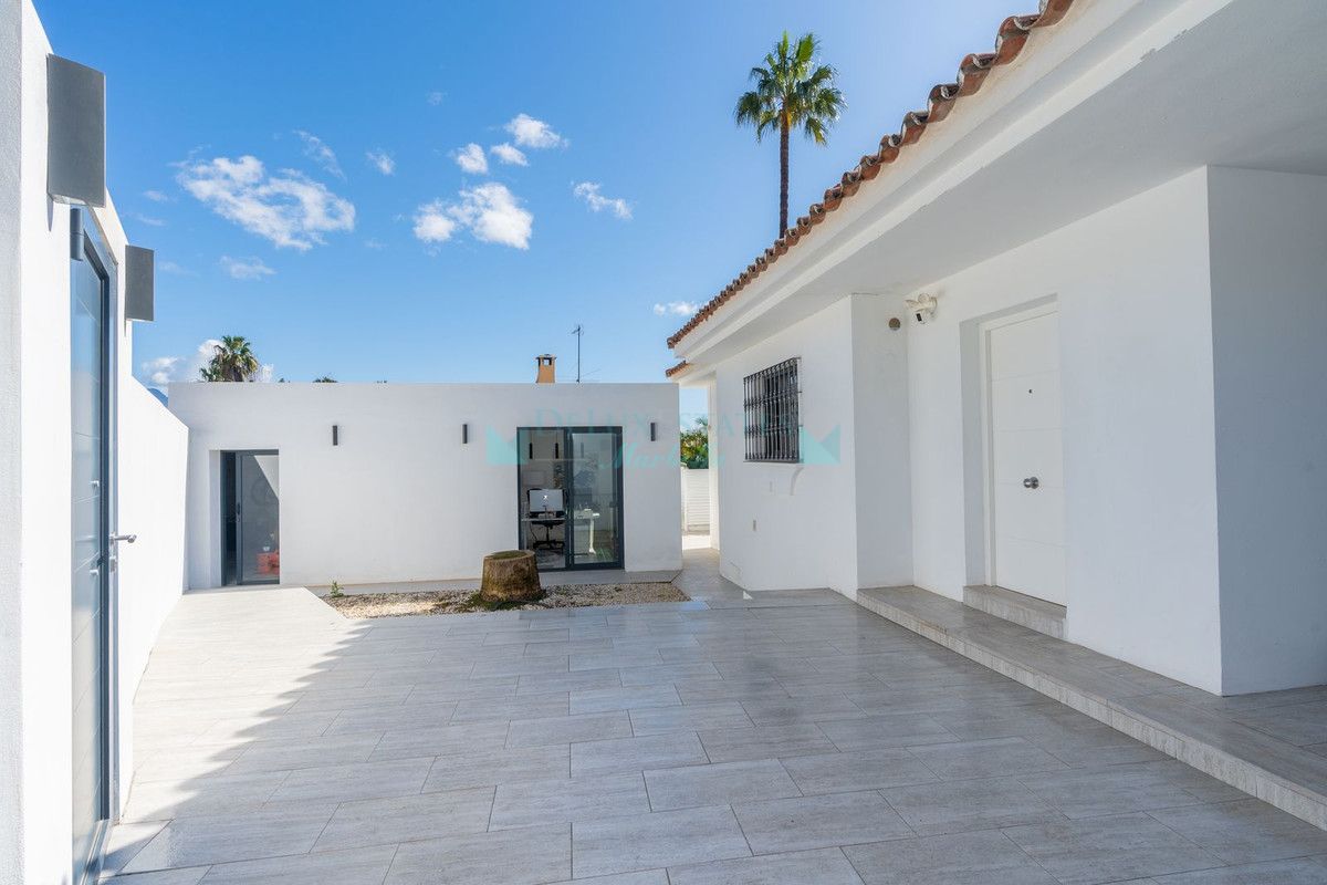 Villa for sale in El Paraiso, Estepona