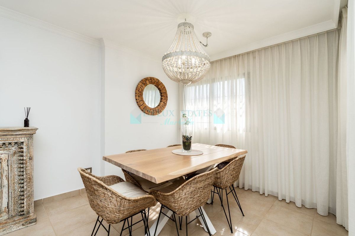 Villa for sale in El Paraiso, Estepona