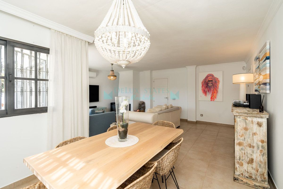 Villa for sale in El Paraiso, Estepona