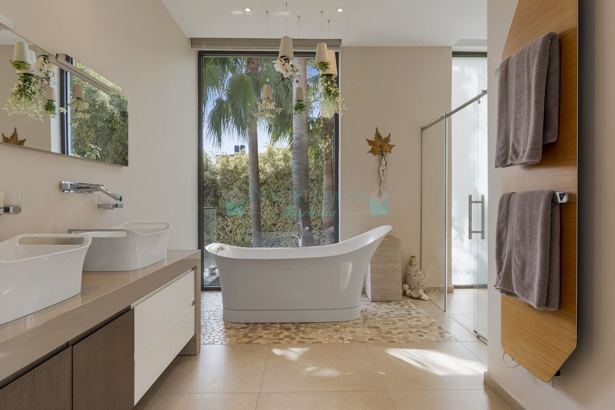 Villa for sale in Benahavis