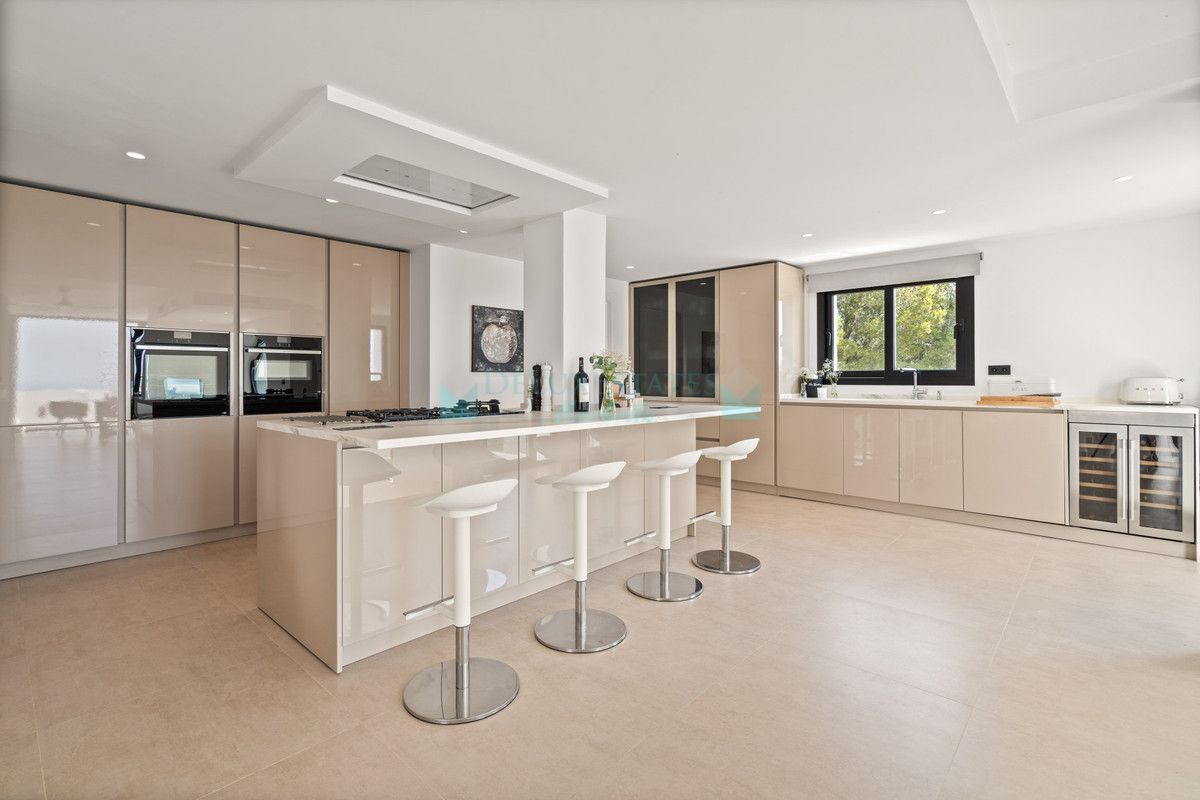 Villa for sale in Nueva Andalucia