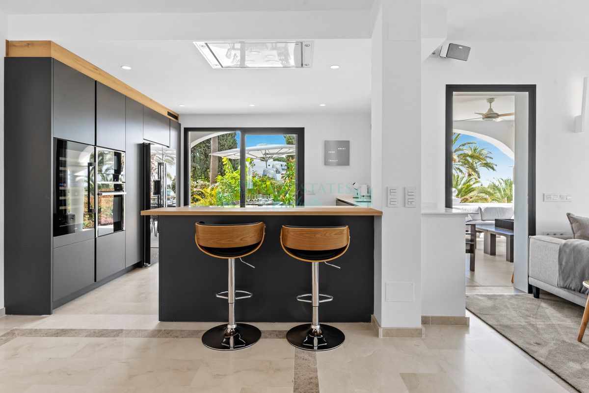 Villa for rent in El Paraiso, Estepona