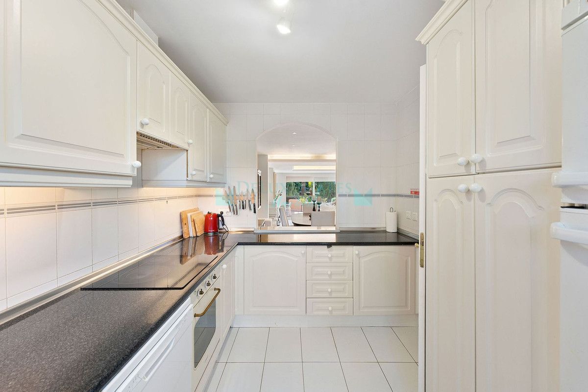 Town House for sale in Nueva Andalucia