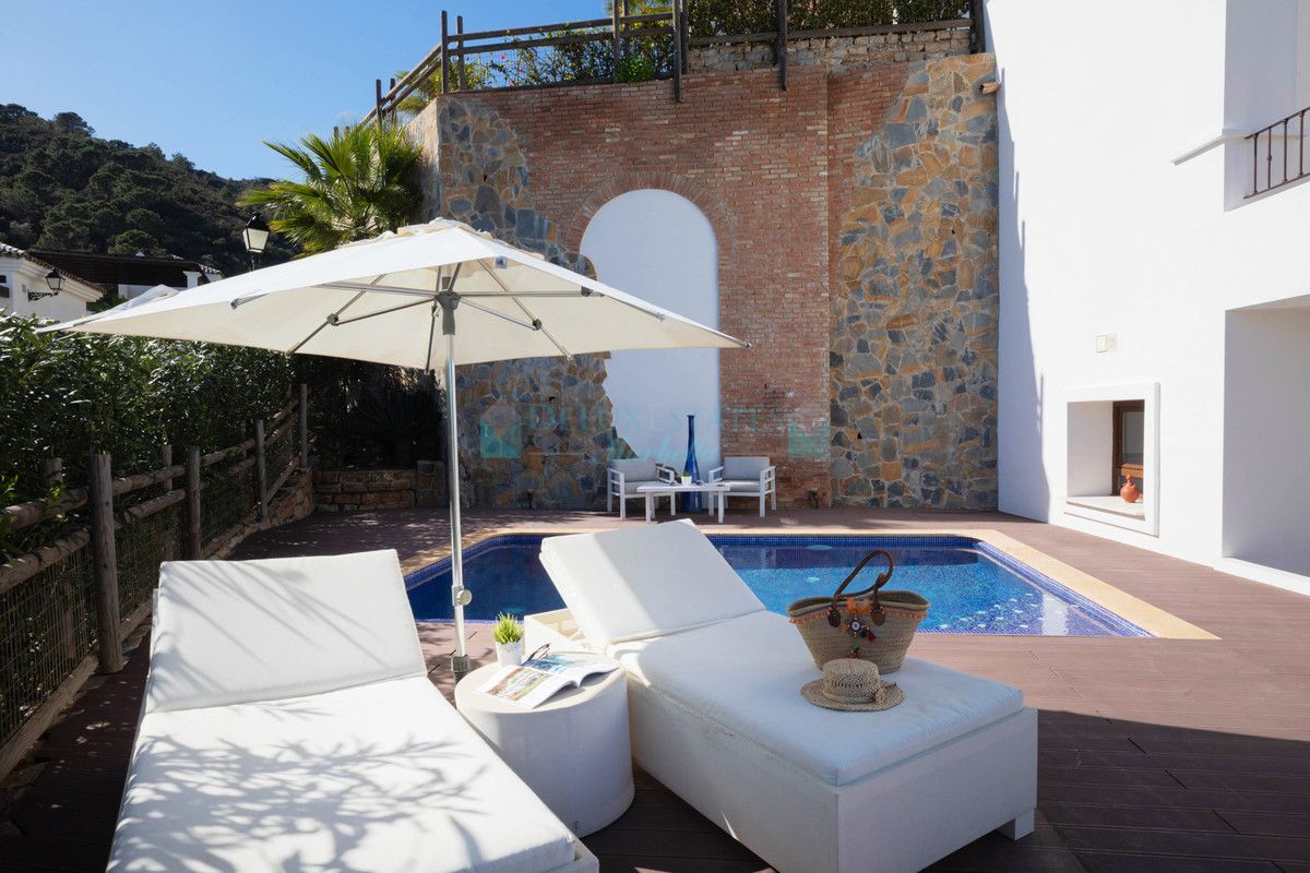 Villa for sale in Benahavis